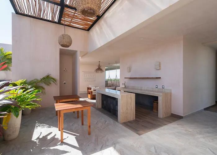 Phimai & Infinity Pool, Fast Wifi, Nespresso & Netflix Apartment *